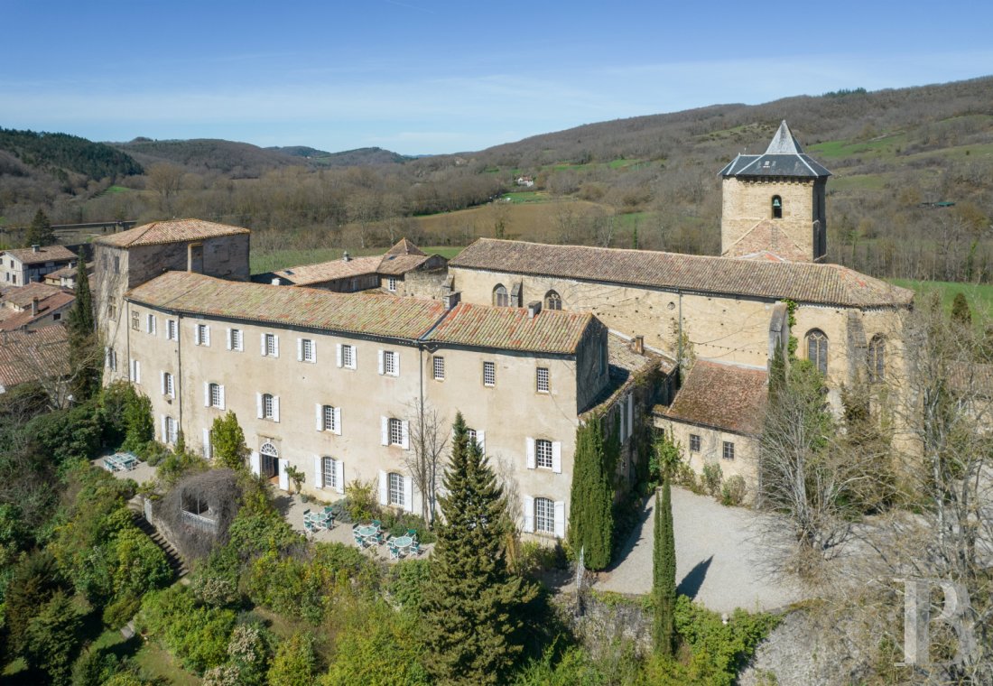 Dans l’Ariège, un château-abbaye fondé au 10e siècle et son jardin dominant l’un des plus beaux villages de France - photo  n°1